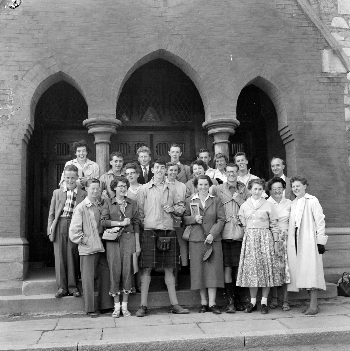 Skotske turister fra Trondheims vennskapsby Dunfermline ved Vår Frue kirke
