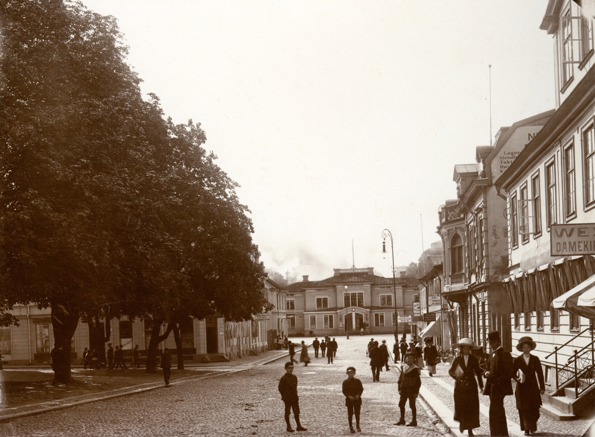 Kungsgatan i Växjö, söderut, med järnvägsstationen i fonden. Ca. 1910-tal.