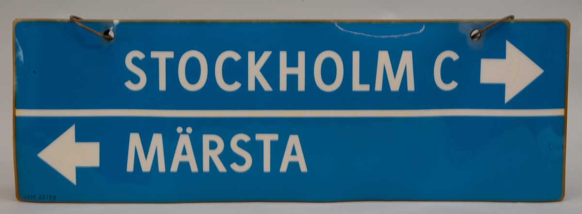 Destinationsskyltar för X1, rektangulära skyltar av tunn plast på två metallringar. Det är sex stycken olika skyltar med blå botten och vit text på båda sidor. På skyltarna står olika destinationer och ibland åkriktningar.