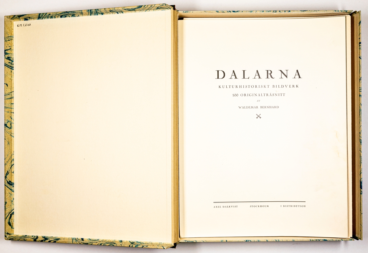 Kulturhistoriskt bildverk, "Dalarna", med 100 originalträsnitt av Waldemar Bernhard. Träsnitten har passepartout och ligger samlade i en hård ytterkartong i form av en bok, med läderrygg, utsida klädd med linnetyg samt ådringsmålning.