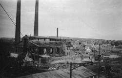 Dampsentralen etter luftangrep og brann 4. juli 1944.