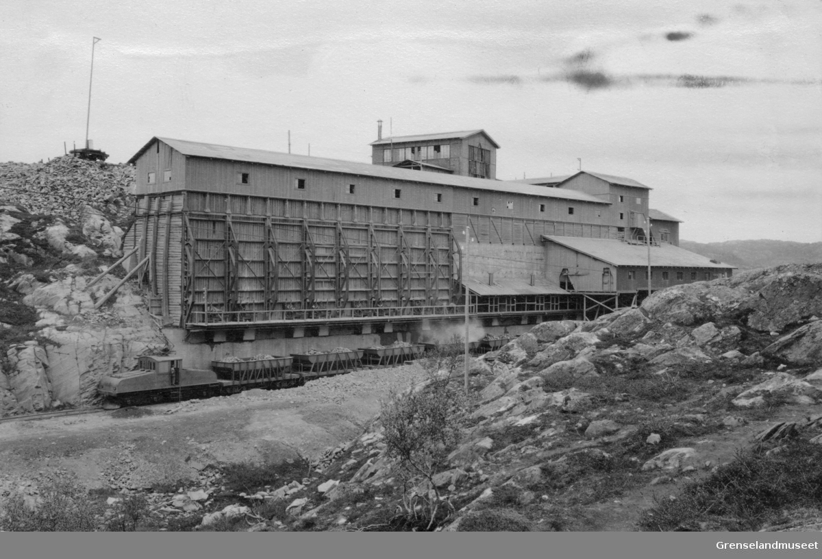 Grovknuserverket i Bjørnevatn, 1928. Malmtoget er under lastelommene.