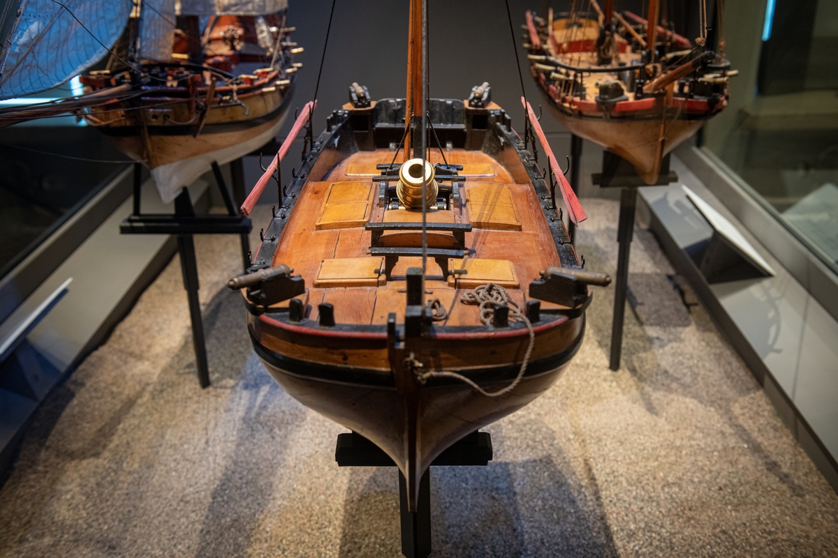 Modell av mörsarbarkass i Sjöhistoriska museets utställning Klart skepp.