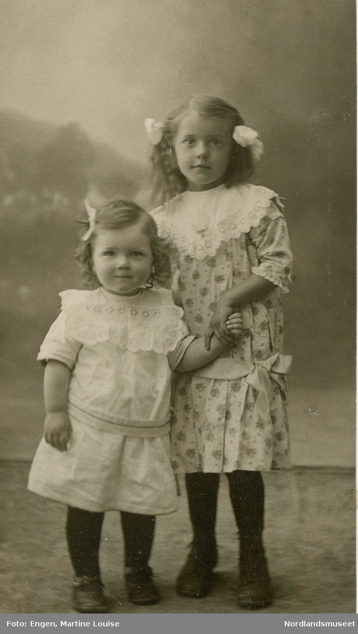 Portrett av to barn. Søstrene Astrid Pernille (f.1915) og Henriette Josefine (f. 1912) Thomassen fra Holkestad.