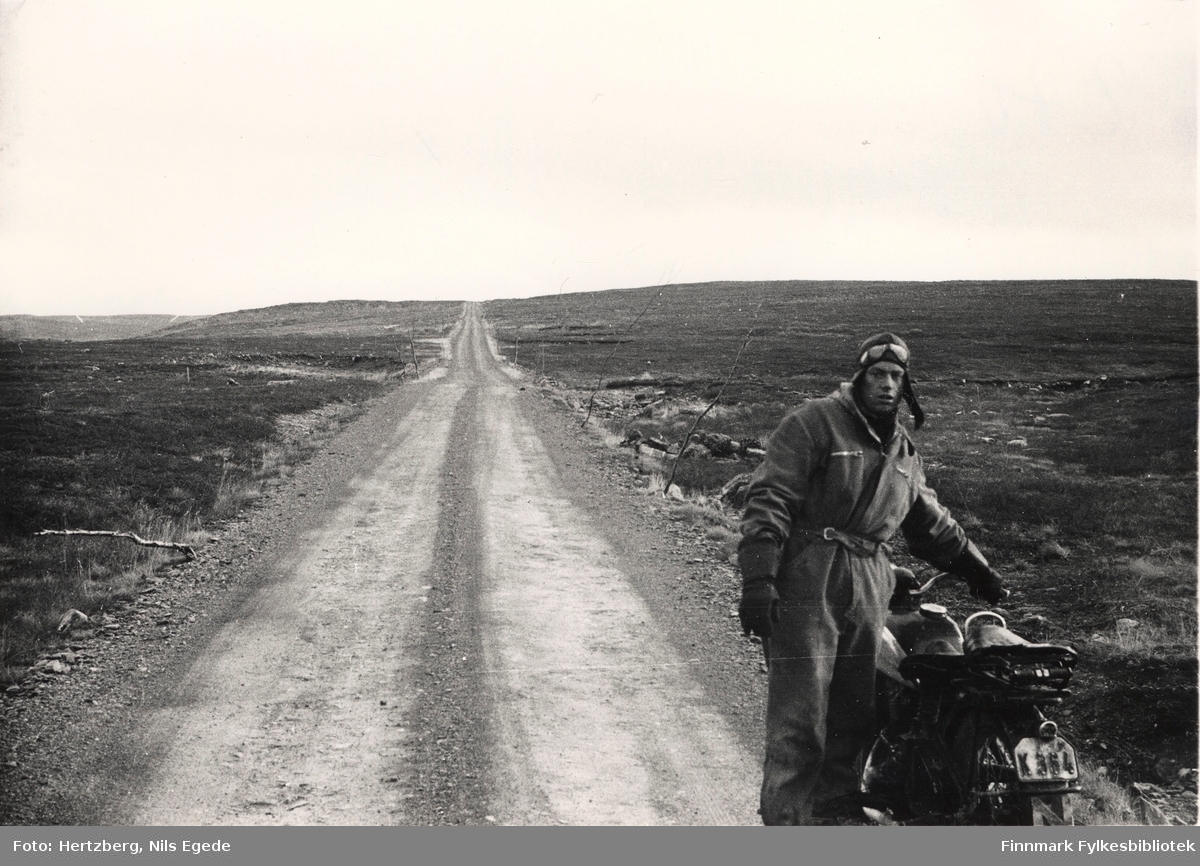 Oppsynsmann Erling Brennevand med motorsykkel på Ifjordfjellet mellom Gurujok og Storelv, 1946.