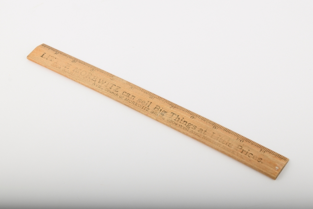 Linjalen er amerikansk og måler 12 inches (30,48 cm).
