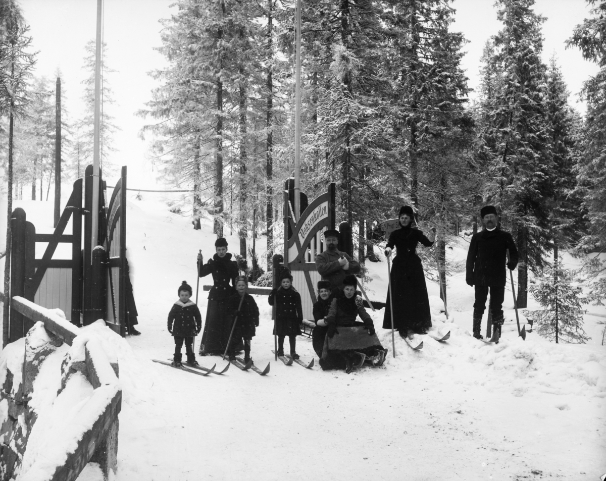 Folk på ski og kjelker i skogen ved Voksenkollen.