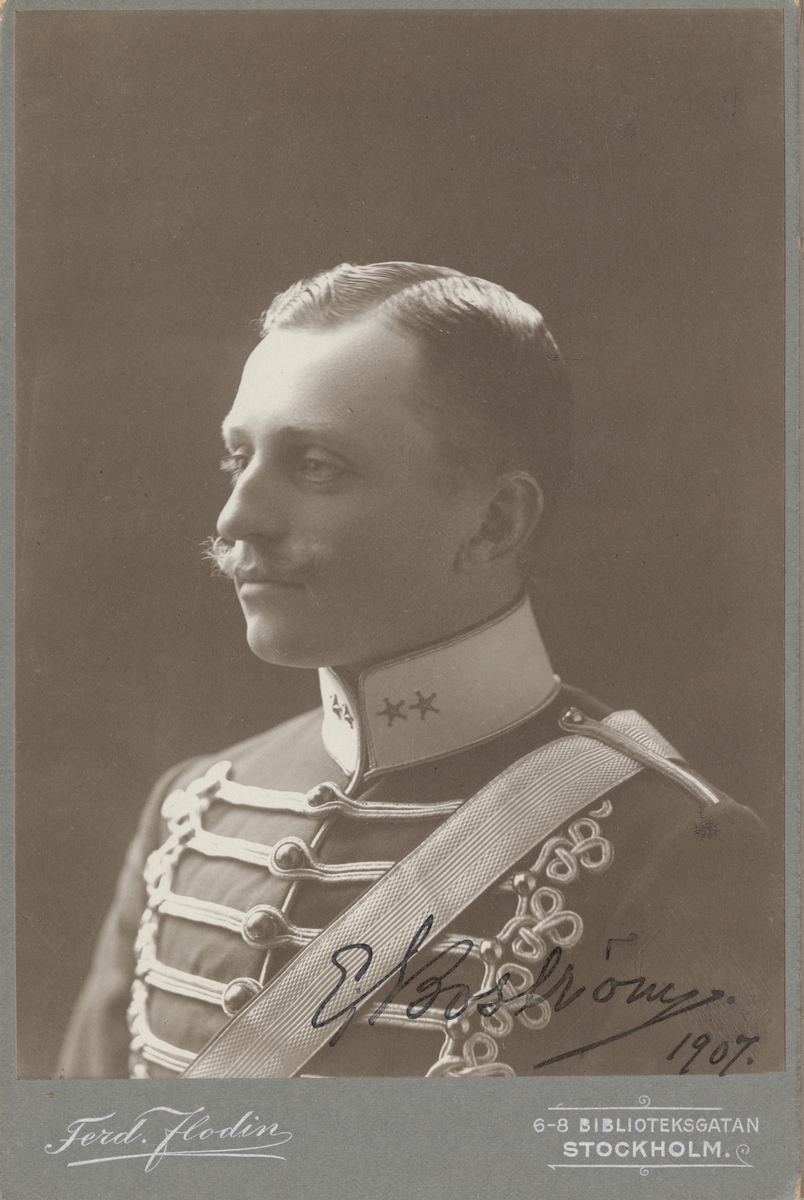 Porträtt av Karl Erland Filip Boström, löjtnant vid Livregementets husarer K 3.

Se även bild AMA.0000985 och AMA.0006917.