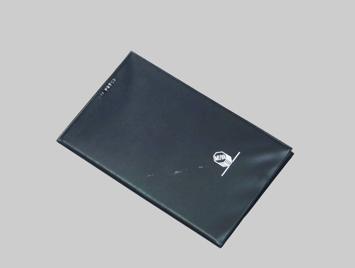 Symaskinsnålar, provkarta. Tresidig folder av mörkblå plast. Märkt: MUVA. Proveniens Symekanik AB, Borås.

Funktion: Provkarta