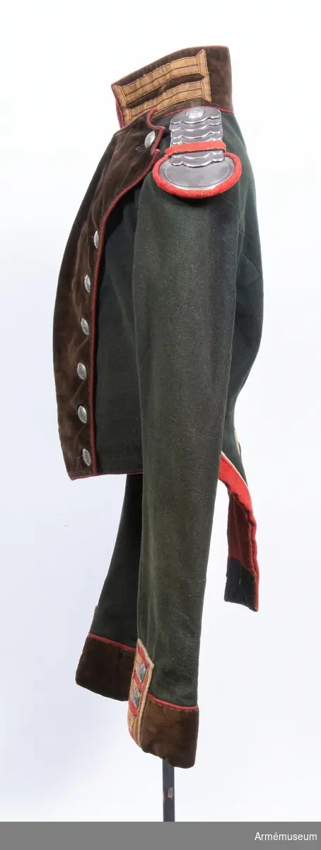 Grupp C I.
Frack tillhörande uniform för menig vid Livgardets skvadron, ridande pionjärer (2. Gardets kavalleridivision) 1829 Ryssland.
För manskap vid Gardets pionjärregemente till häst; 1820-1840 Ryssland.
Frack av svart kläde med bröstrevär av svart sammet, fastknäppt vid fracken med sju knappar av vit metall (med dubbelörn och pionjärtecken) på varje sida. Revärerna sammanknäpps på bröstet med hakar. Runt revärerna passpoal av rött kläde.
Epåletter av vit metall. Epåletterna är knäppta på axeln med knapp och ögla. Ovanpå två knappar av vit metall.
Foder av grov linnelärft.
Krage av svart sammet med röd passpoal på övre och nedre kanten (den nedre s.k. lärdekanten Lärdekanten infördes i ryska specialtrupperna år 1816). På kragen två knapphål av gult redgarnsband. Kragen är fodrad med rött kläde, sammanknäppt med fyra hyskor och hakar.
Skört med röda lister, med vita passpoaler och fyra knappar av vit metall.
Ärmuppslag av svart sammet med uppslagsklaffar av rött kläde. På övre kanten ärmuppslag, passpoal av rött kläde. Runt uppslagsklaffen passpoal av vitt kläde. På uppslagsklaffen tre knapphål av gult redgarnsband med tre knappar.
LITT  F von Stein, Geschichte des russischen Heeres, Hannover, 1885: Livgardets skvadron, ridande pionjärerna bildades 28 januari 1819 (sid 351) och fick Livgardets sapeurbataljons  uniform (sid 358). B Söderholm, Livgardets 2. artilleribrigads historia, S. Petersburg, 1898, sida 81: Ryska gardets trupper har fått knappar med dubbelörn och speciella truppemblem år 1829 (gournal, kläder och beväpningen i ryska armén. XXV, sida 80: Knapparna infördes år 1829). Armée Russe, Pajol 1854, sid VII: Olika knappar i ryska armén, sida 22: Uniform för gardets sapeurtrupper.

Skvadronen var inte lång tid i ryska Gardets trupper.