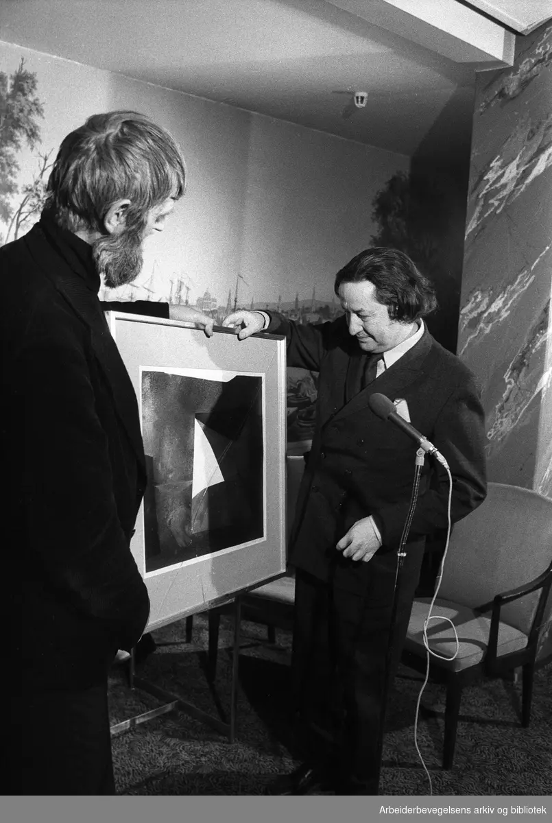 Kritikerprisen for beste voksenbok 1974. Martin Nag og Jens Bjørneboe under overrekkelsen av prisen - en radering av Jan Baker - til Bjørneboe for boka "Stillheten". Februar 1974.