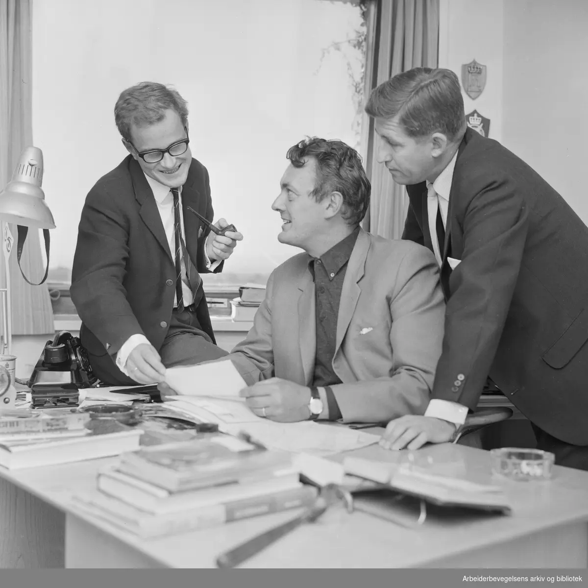 "Populær trio på India-tur". Fra venstre: programinstruktør Knut Midttun, Erik Bye og filmfotograf Arild Nybakken. August 1966