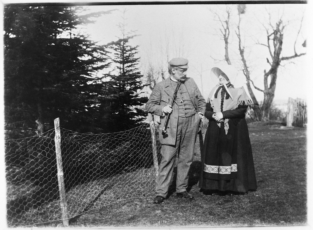 Halfdan Raabe og Mathilde Raabe (f.Friis) avbildet i nærheten av gården Evenrud på Kapp ca. 1900.