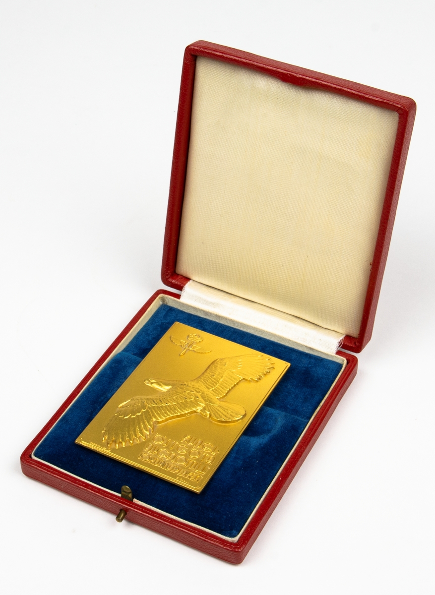 Kungliga Östgöta flygflottiljs förtjänstplakett till dess chef 1941- 1951, Överste H. Beckhammar, F3. Plaketten ligger i röd ask med kungligt emblem och namnet Hugo Beckhammar i guldtryck. (tillhör inte plaketten i original).