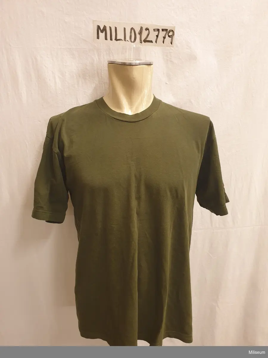 T-shirt 90, grön, storlek 5, med kardborremattor på ärmarna.