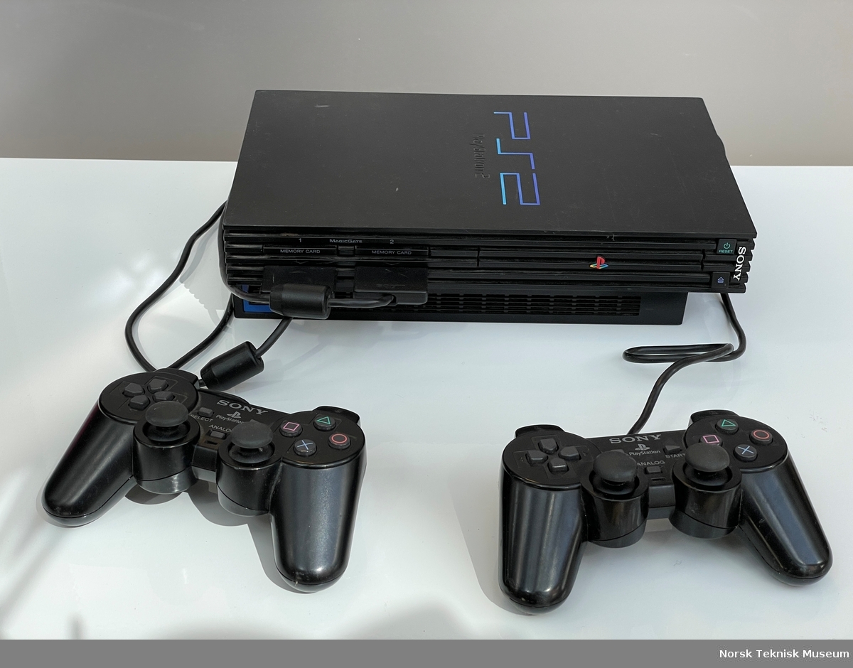 Playstation spill konsoll og en kontroller.