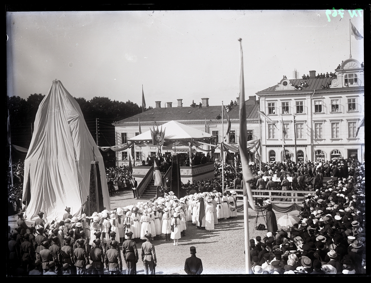 Invigning av dubbelstaty  på Kungstorget i Uddevalla den 31 augusti 1915