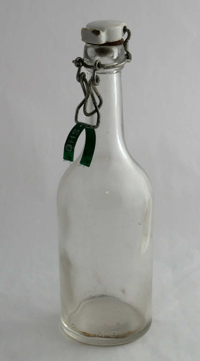 Form: Flaskeforma m/ patentkork av porselen.
Utan fabrikkmerke.