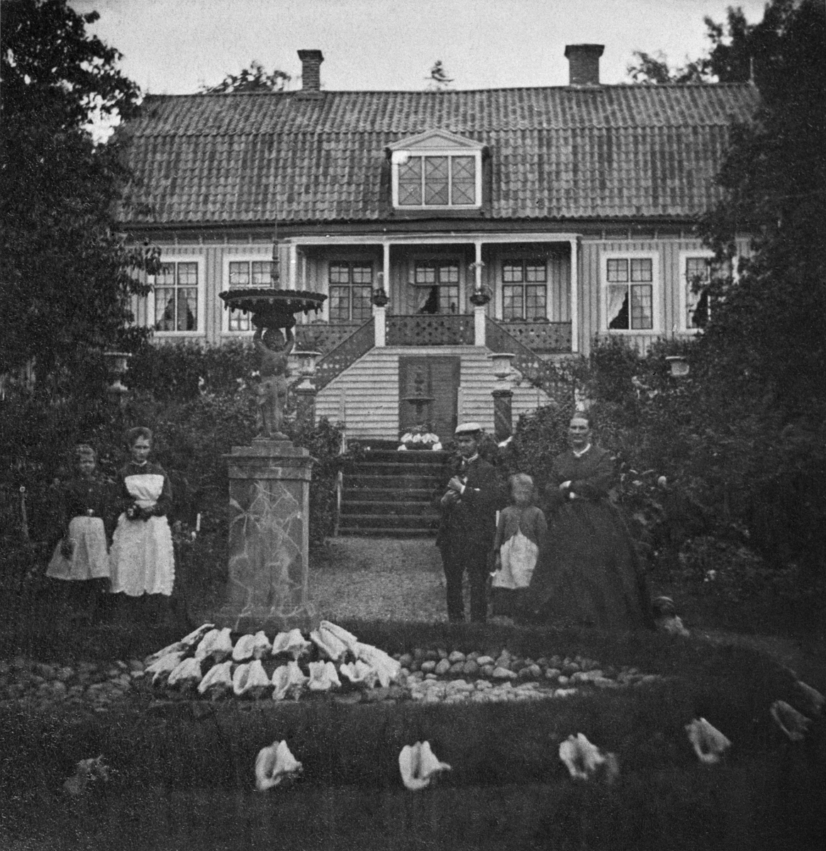 "Södermanland. Svartlösa hd.Huddinge sn. Skärholm. Fotografier, tagna på 1860-el. 1870-talet av F.A. Holmgren, äg: prof. Ottilia Henning, f. Holmgren, Sthlm."