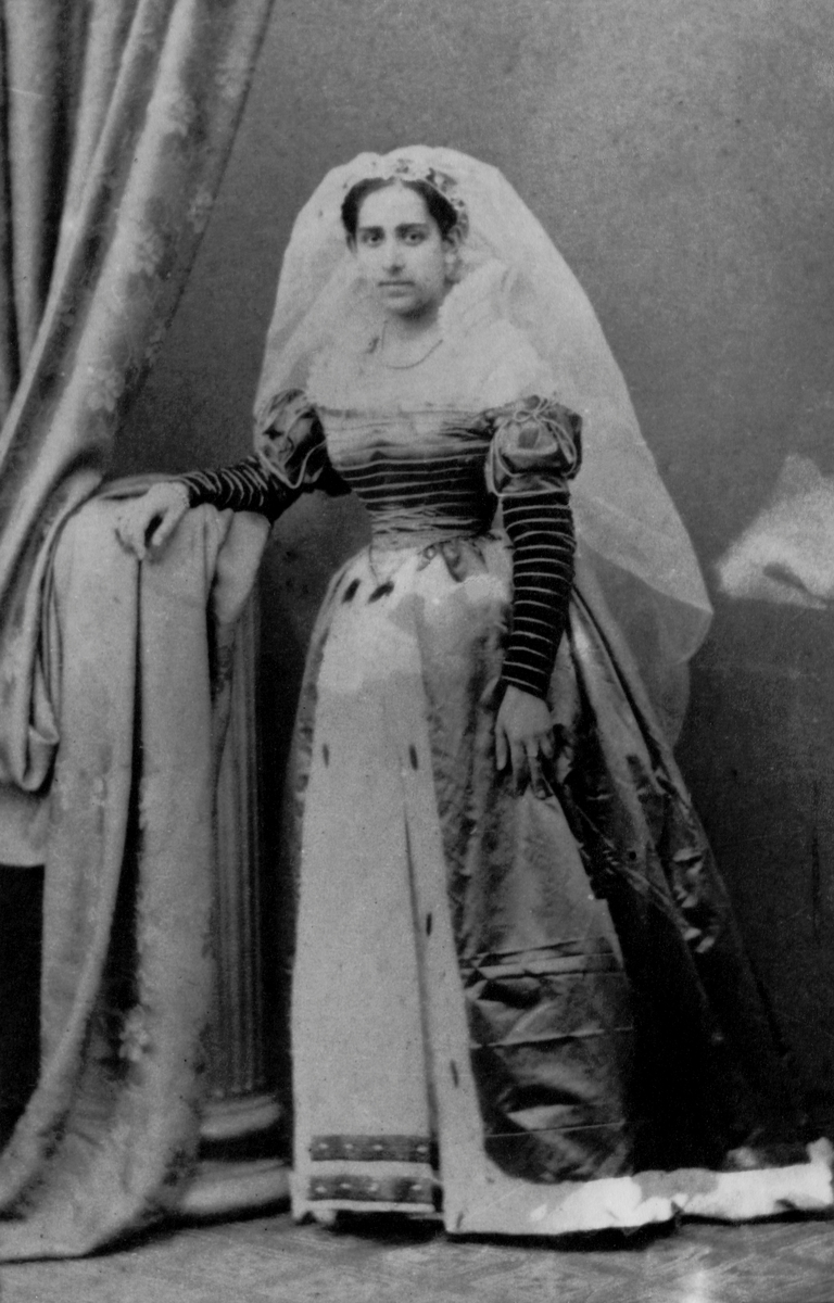 Ateljéfotografi, porträtt i helfigur av Vittoria Colonna gift med hertig Sforza Cesarini. Vittoria Colonnas kläder på på kostymbalen hos prinsessan Borghese 1867.