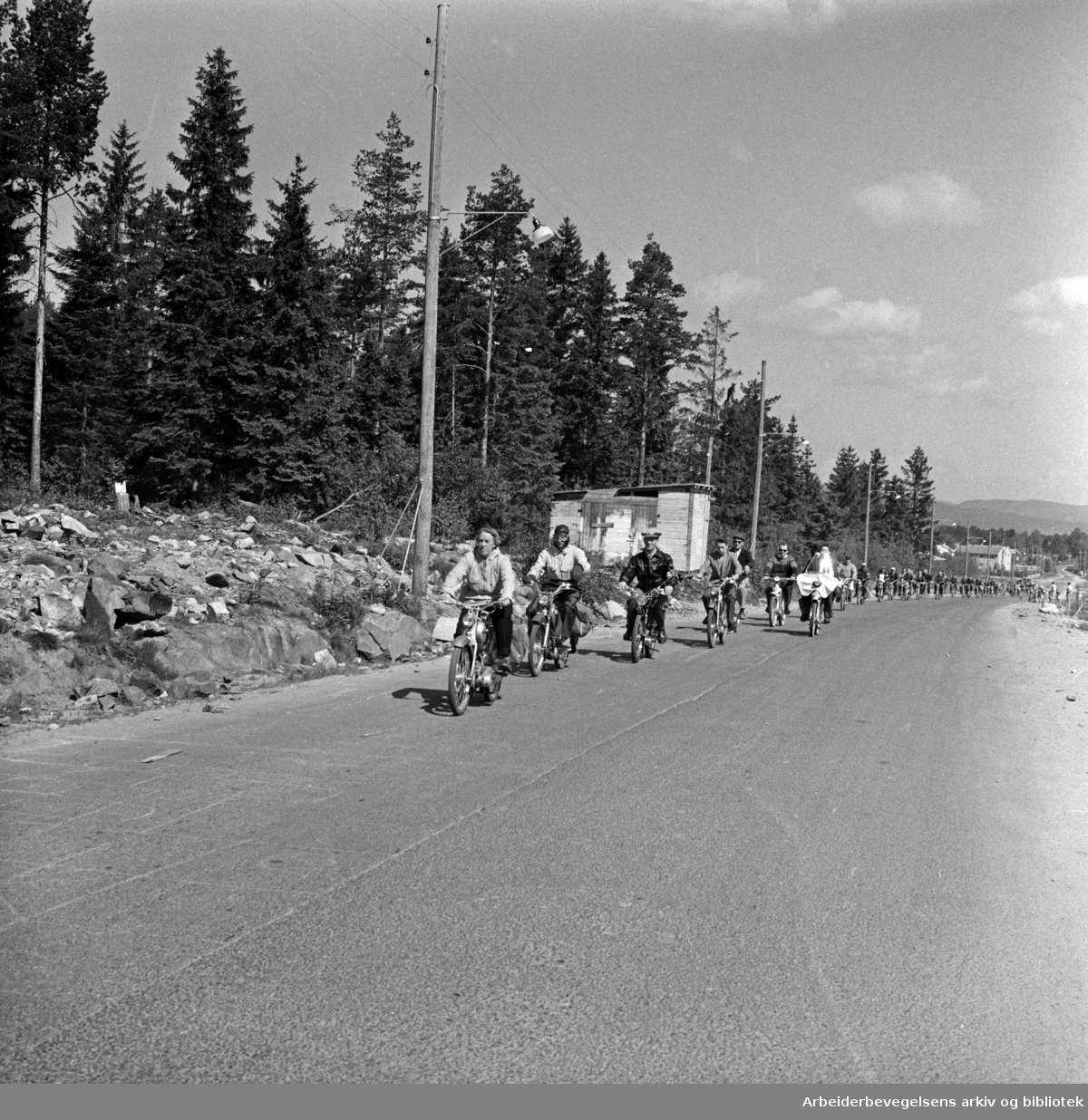 Arbeiderbladet arrangerer moped-tur fra Yongstorget til Frambu (Siggerud i Ski kommune) i samarbeid med Norges Sykkel- og Mopedeieres Forening, 10. juni 1958.