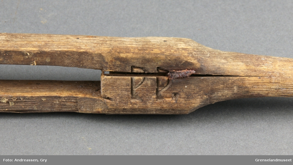 Del av lineklave, selve lokket mangler. Klaven er lagd av et trestykke, som en "gaffel" med to tenner og et lite skaft.