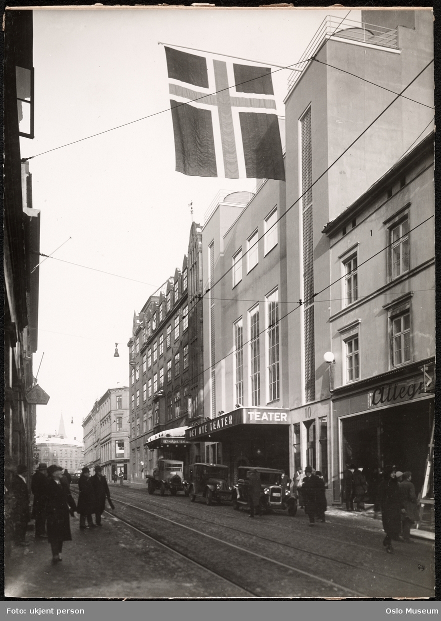 gateløp, Det Nye Teater, flagg, biler, mennesker, Bøndernes Hus