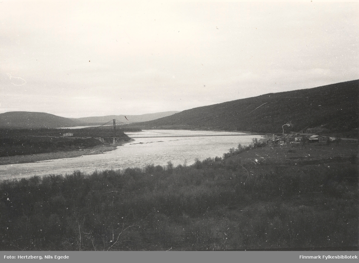 Tana bru med det gamle dekket som ligger nedenfor ny-brua, 1948.