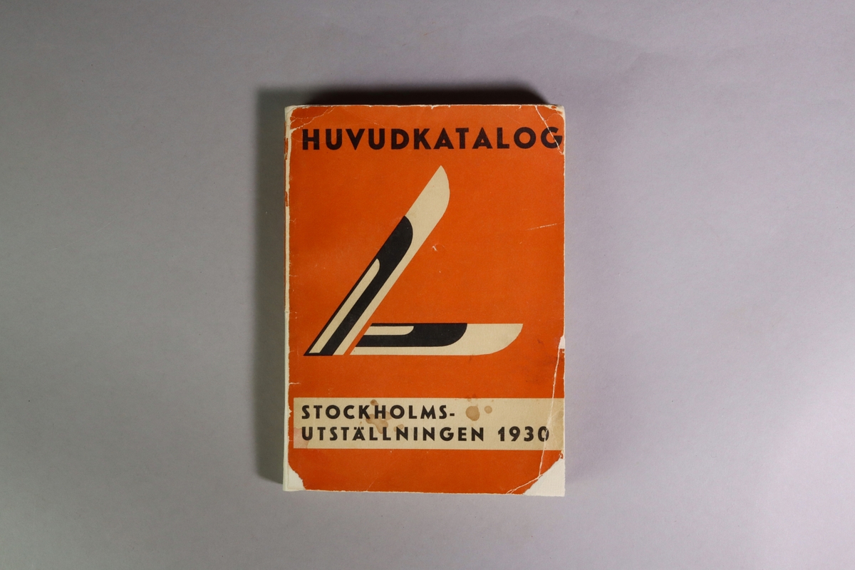 Utställningskatalog för Stockholmsutställningen 1930, huvudkatalog. Limhäftad i enkelt papp-band. Innehåller redovisning för utställning: föremål, idéer och liknande.