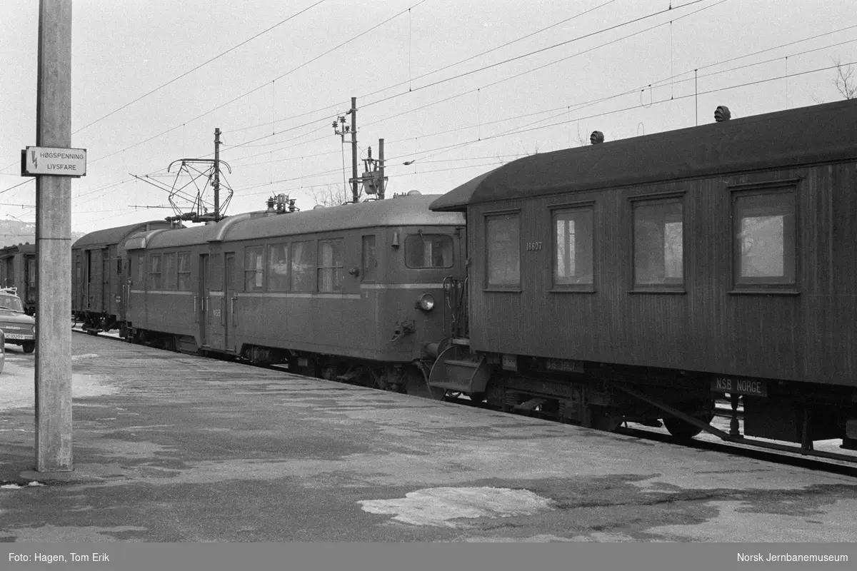 Mellomvogn litra B65 nr. 18807 og elektrisk motorvogn litra BM 65B i påsketog på Gjøvik stasjon
