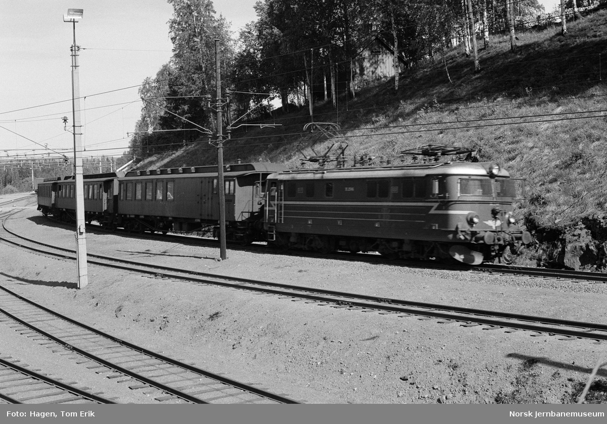 Elektrisk lokomotiv El 11 2146 med persontog retning Oslo i nærheten av Nygard stasjon