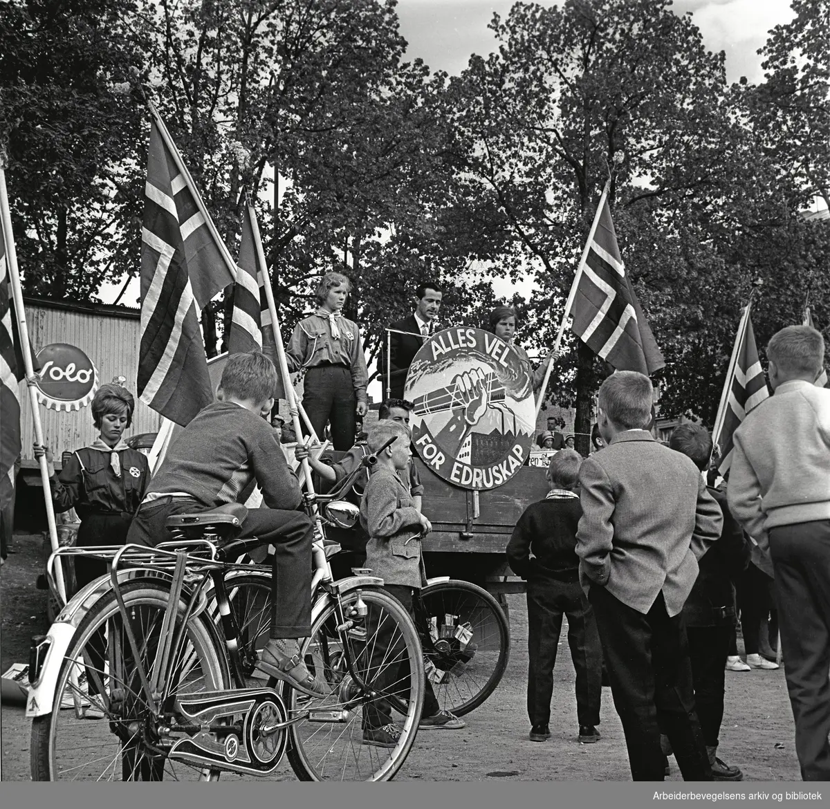 Dagen for Folkeedruskap. Emblem med teksten: Alles vel - for edruskap. Juni 1962