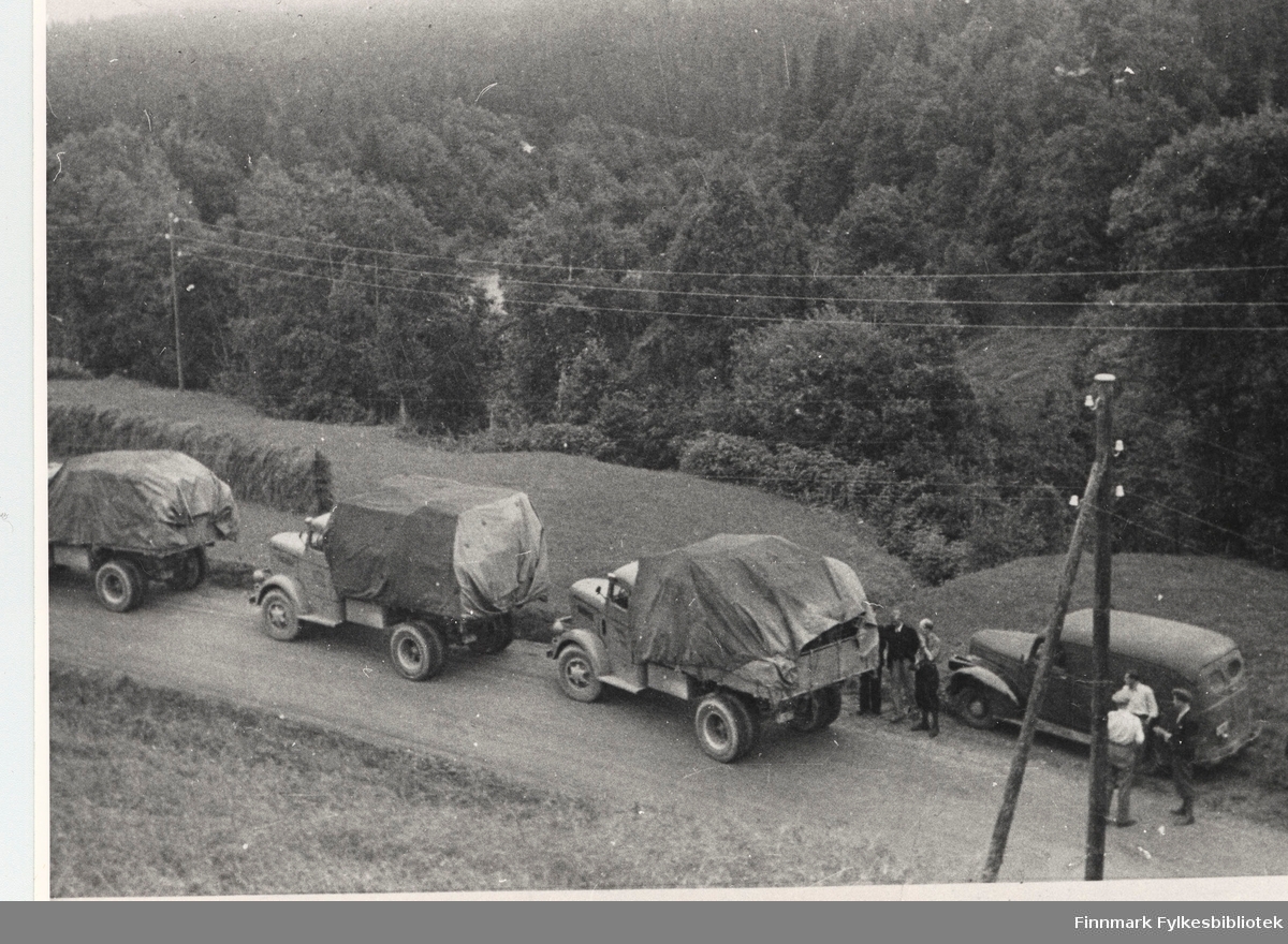 Grong, 1947. På tur nordover med FWD lastebiler og varevogner (Chevrolet 1946-47). De er blitt hentet i Oslo og skal til Finnmark. På bildet ser man 3 lastebiler, 1 varebil og 6 menn.
