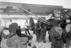 Transport av sårede soldater fra en skitropp. En gruppe sold