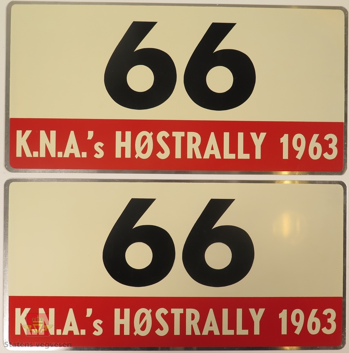 Hovedsakelig hvite metallskilt med et mindre rødt markeringsområde. Grupperingen med skilt har også nummeret "66" påført seg, dette er en indikasjon på deltakernummer.
Påskrift: K.N.A.'s HØSTRALLY 1963