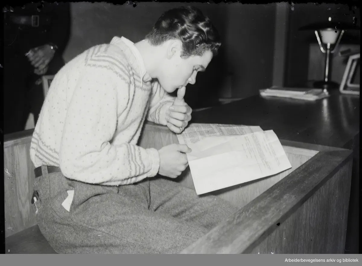 Ole Bernhard Dønnum leser tiltalebeslutningen mot seg selv under rettsaken i april 1946. Angiver. Hirdmedlem. Sønn av avdelingsleder i Staspolitiet Einar Dønnum.