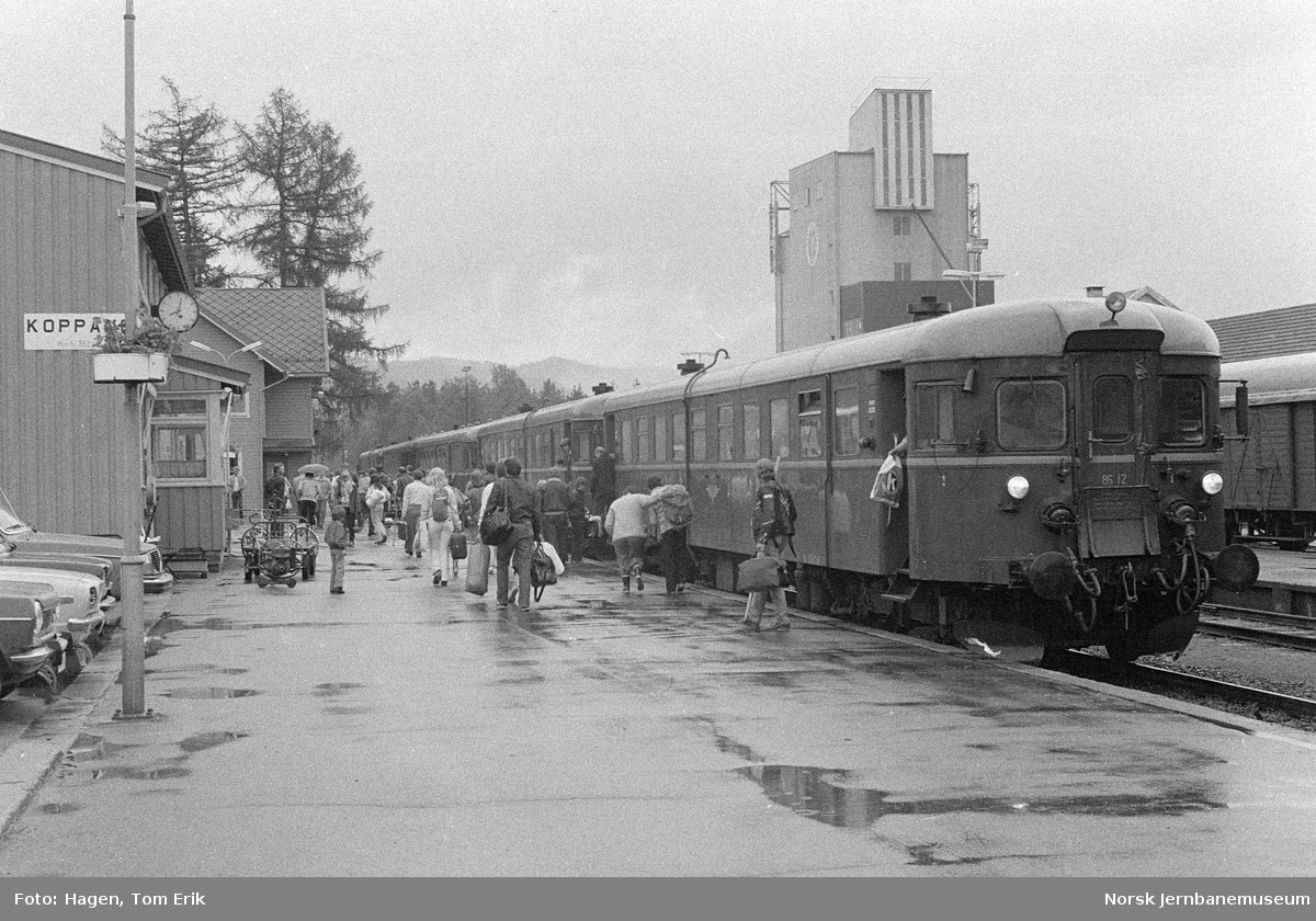 Persontog fra Hamar til Røros med dieselmotorvogner type BM 86, fremst BM 86 12, på Koppang stasjon