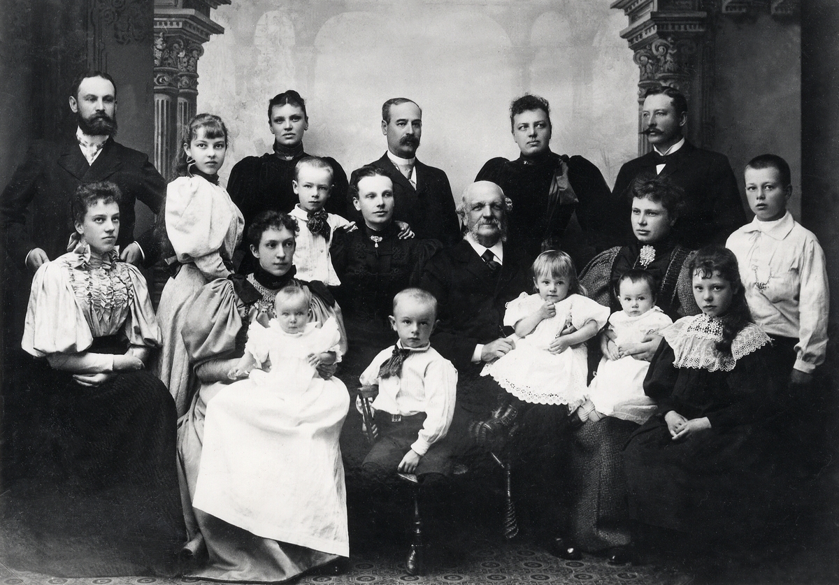 Familjen Ernst Wilhelm Wrede (af Elimä) på Östregård, Växjö. Ateljéfoto ca 1896.