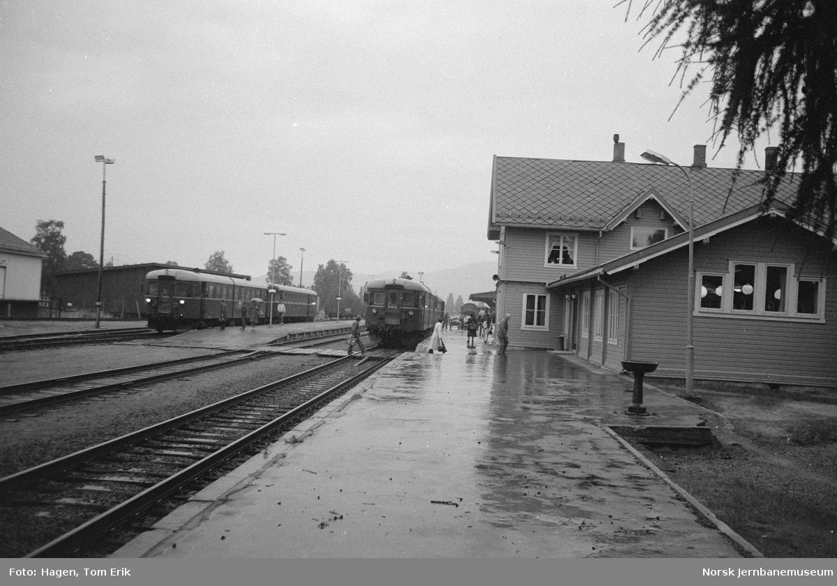 Kryssing på Koppang stasjon mellom persontog til Hamar til venstre og persontog til Røros