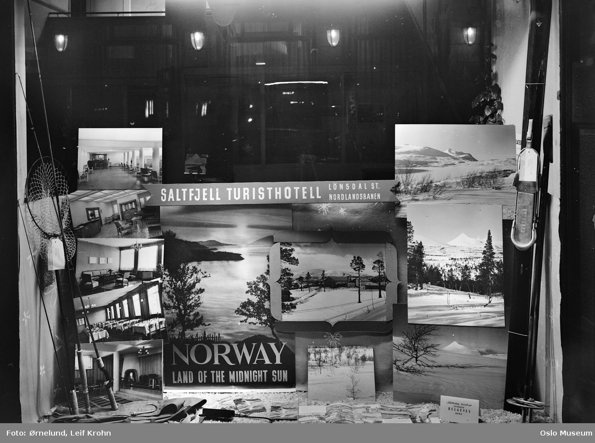Winge & Co. reisebyrå, utstillingsvindu, reklameplakater for Norge - midnattssolens land, Nordlandsbanen og Saltfjell turisthotell
