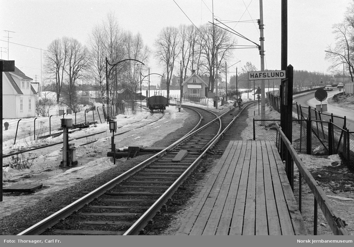 Hafslund holdeplass på Østfoldbanen. Hafslundbanen til venstre. Østfoldbanens Østre linje grener av i bakgrunnen til venstre