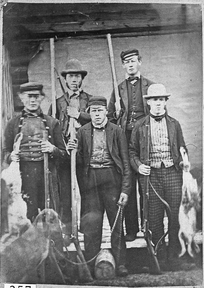 Jaktselskap for harejakt, antagelig rundt 1875.