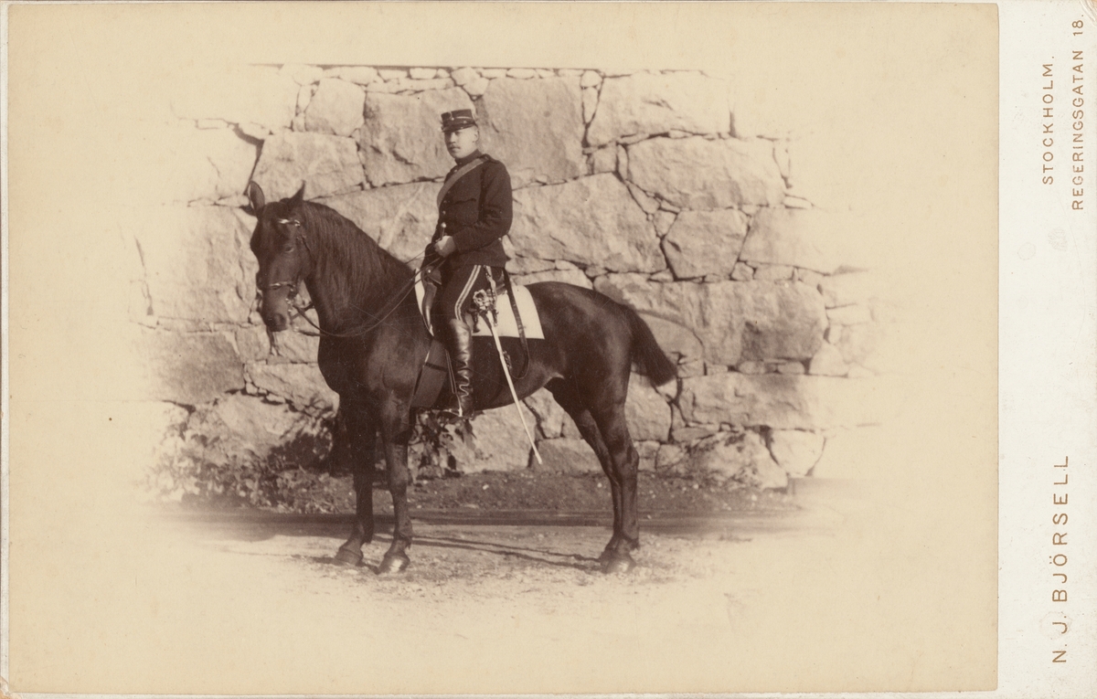 Porträtt av Axel Breitholtz, underlöjtnant vid Svea artilleriregemente A 1. Här på hästen Mona.

Se även bild AMA.0000991.