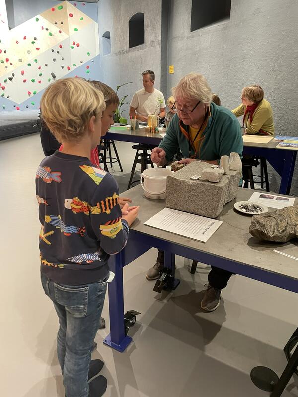 Geologiens dag 11. september, 20201. Barna kunne ta med steiner hjemmefra og vise museets geolog Kåre Kullerud. (Foto/Photo)