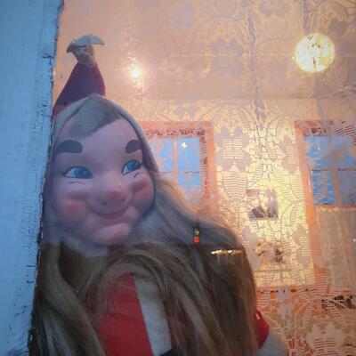 Julenisse kikker ut vinduet