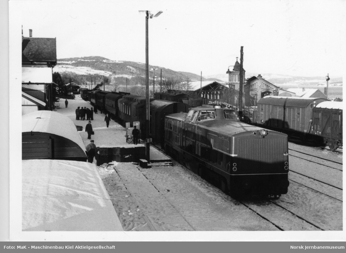 Tysk diesellokomotiv MaK 2000 001 med persontog til Oslo Ø på Gjøvik stasjon. Lokomotivet var på prøvedrift i Norge
