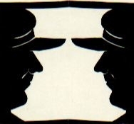 Motivet är klippt ur svart papper och föreställer två män med keps som tittar på varandra. Siluetten är klippt ur svart papper.