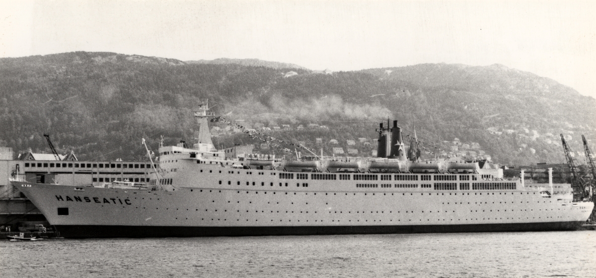 T/S 'Hanseatic' (Ex. 'Shalom')(b.1963, Chantiers de l’Atlantique (Penhoët-Loire) Saint Nazaire, Frankrike), - i Bergen.