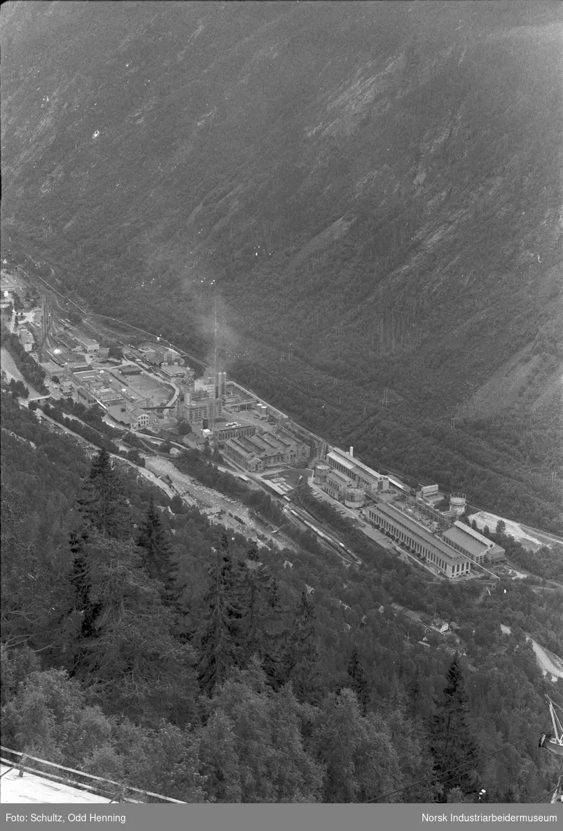 Industriområdet på Rjukan, sett fra Krossobanens Øvre plattform.