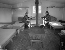 To personer i hvilekoie ved Knutsjodammen, elva Tannåa i Grø